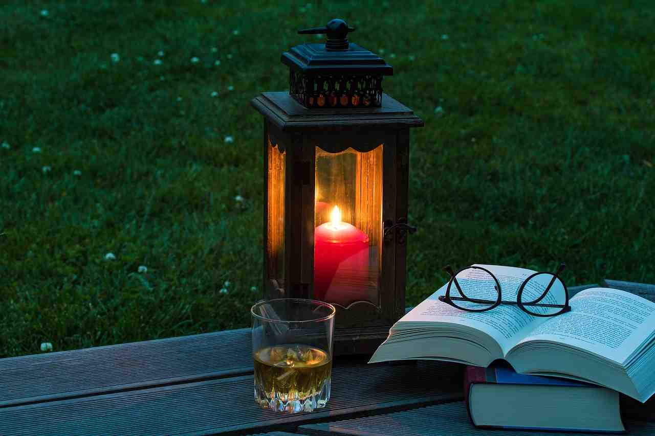 lanterne, livres, boisson alcoolisée